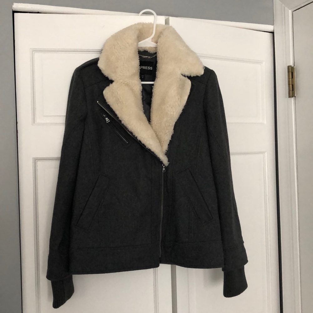 Express grey coat with cream fur collar
